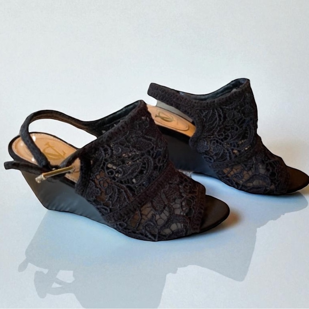 VINCE CAMUTO Signature Black LACE Heels Size 7